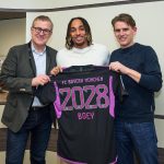 El Bayern Múnich ficha al lateral derecho francés Sacha Boey hasta 2028