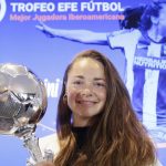 La argentina Estefanía Banini recibe el premio EFE a la mejor Jugadora Iberoamericana