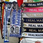 Venden bufandas de Mbappé con Real Madrid en el Santiago Bernabéu