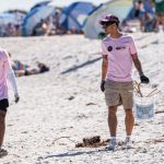 David Ruiz sorprende limpiando playa en Miami