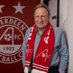 Con 75 años, Neil Warnock dirige al club escocés Aberdeen FC