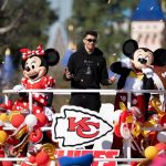 Patrick Mahomes celebra el título de Super Bowl en Disneylandia