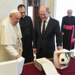 El canciller alemán le regala al papa Francisco el balón oficial de la Eurocopa 2024