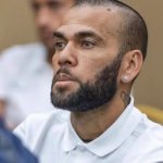 Dani Alves paga el millón de euros de su fianza y sale en libertad