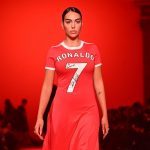 Georgina Rodríguez rinde homenaje a Cristiano Ronaldo en el París Fashion Week