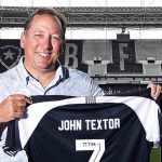 Los árbitros de Brasil piden expulsar del fútbol a John Textor, dueño de Botafogo y Lyon