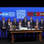 Infantino y Conmebol firman acta por Mundial 2030