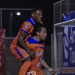 Terminado el partido por fallas eléctricas en el estadio: UPNFM derrota a Olimpia y acaricia la salvación