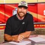 Travis Kelce, pareja de Taylor Swift, extiende dos años su contrato con los Kansas City Chiefs