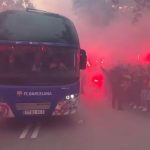 Lanzamiento de bengalas entre las aficiones del Barça y del PSG