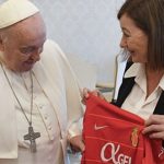 El papa recibe de Armengol una camiseta del Mallorca antes de la final de la Copa el Rey